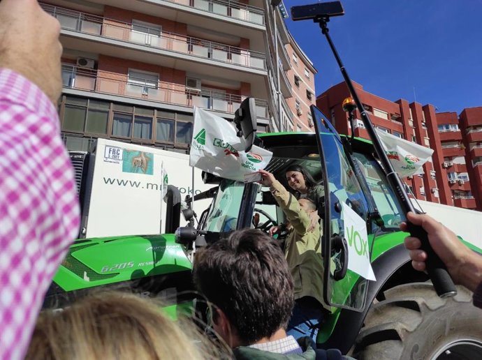 La portavoz de Vox en el Congreso, Macarena Olona, subida en un tractor durante la manifestación convocada por el sector agrario en Murcia