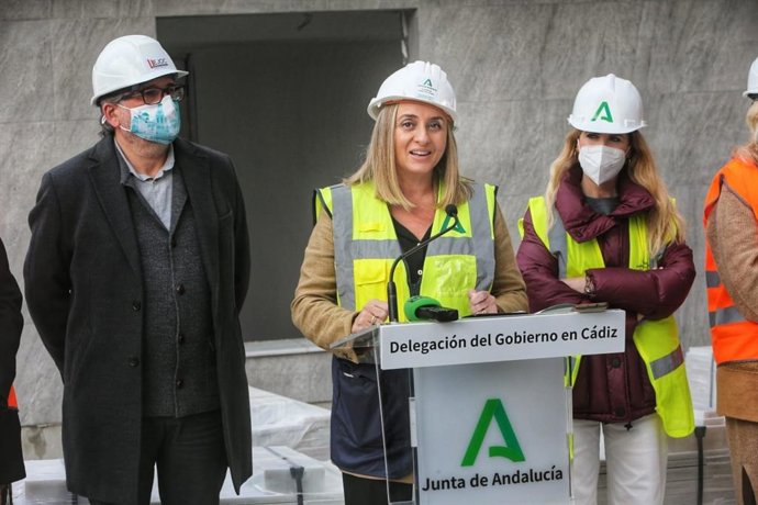 La consejera de Fomento, Infraestructuras y Ordenación del Territorio, Marifrán Carazo, durante su visita a Cádiz.