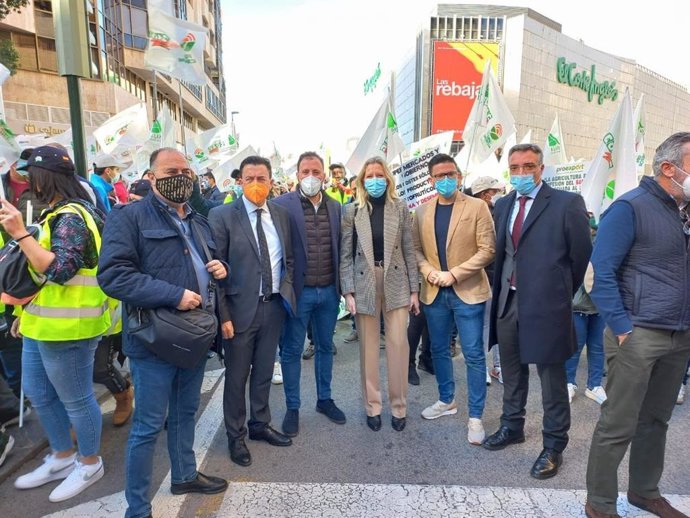 Miembros de Ciudadanos en la manifestación de los agricultores del 16 de febrero