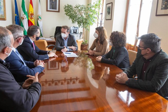 El alcalde de Mairena del Aljarafe, Antonio Conde, ha firmado este miércoles el acuerdo con la empresa adjudicataria del nuevo servicio, Valoriza Servicios Ambientales.
