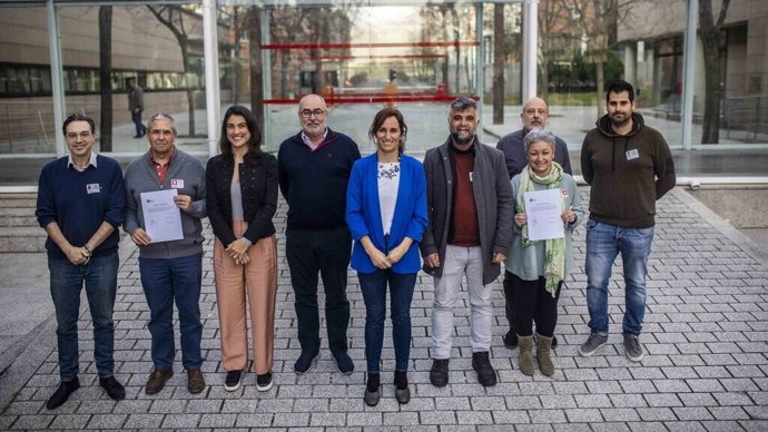 La portavoz de Más Madrid, Mónica García, junto con diputados registran una iniciativa en la Asamblea de Madrid