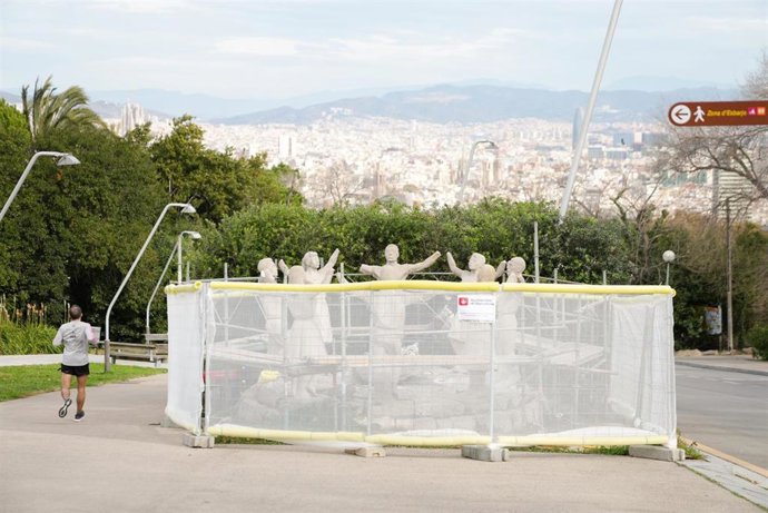 La escultura 'La Sardana', ubicada en el distrito de Sants Montjuc de Barcelona, en vías de reparación tras ser vandalizada octubre de 2020.