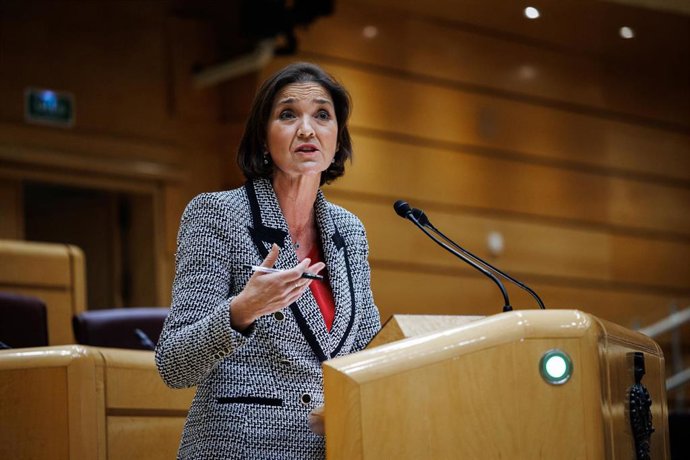 La ministra de Industria, Comercio y Turismo, Reyes Maroto, en un pleno en el Senado, a 15 de febrero de 2022, en Madrid (España). El presidente del Gobierno ha vuelto a una sesión de control de Gobierno en el Senado, después de diciembre del año pasado