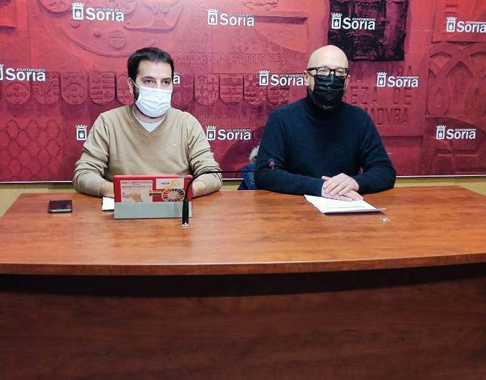 Eder García (izda) y Guillermo González explican el programa EDUC-ART.