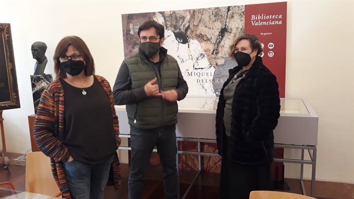 El escritor Rafa Lahuerta en el Encuentro de Escritores de la Biblioteca Valenciana junto a la directora general de Cultura, Carmen Amoraga, (i) y la secretaria autonómica, Raquel Tamarit (d).