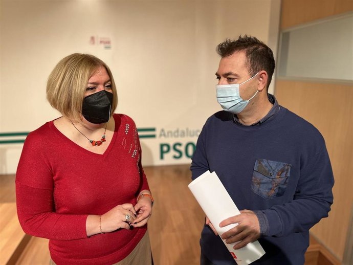 La secretaria general del PSOE de Motril, Flor Almón, y el secretario de Política Municipal del PSOE de Granada, Manuel García Cerezo.