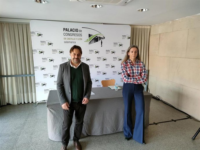 El concejal de Turismo, Fernando Castaño, y la gerente del Palacio de Congresos de Salamanca, Susana Pérez.