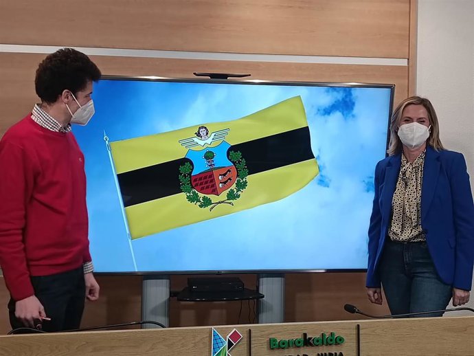 Gorka Zubiaurre y Amaia del Campo con la bandera elegida.