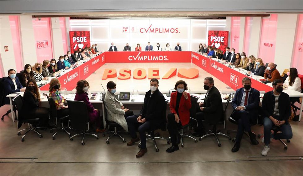 La ministra de Hacienda, María Jesús Montero; la ministra Portavoz y de Política Territorial, Isabel Rodríguez; el portavoz del Grupo Parlamentario Socialista en el Congreso de los Diputados, Héctor Gómez en una reunión de la Ejecutiva Federal del PSOE.