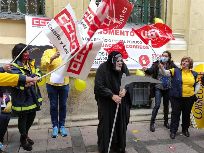 Protesta en Valladolid contra el "desguace" de Correos.
