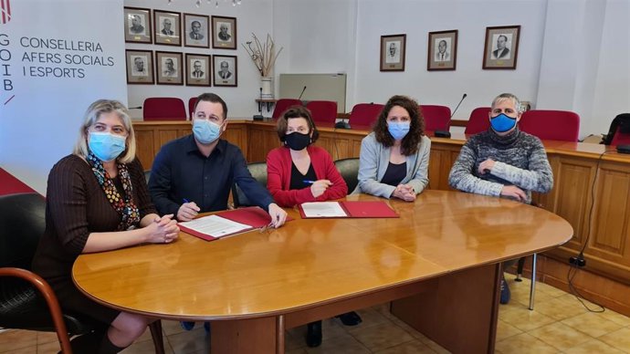 La consellera de Asuntos Sociales, Fina Santiago, y el alcalde de Marratxí, Miquel Cabot, firman un convenio para iniciar el Programa de Competencia Familiar en el municipio.