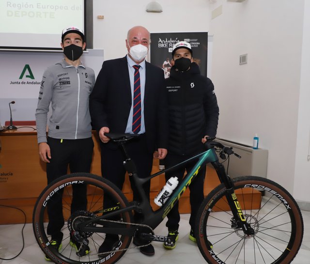 Antonio Ruiz (centro), en la presentación de la Bike Race 2022.