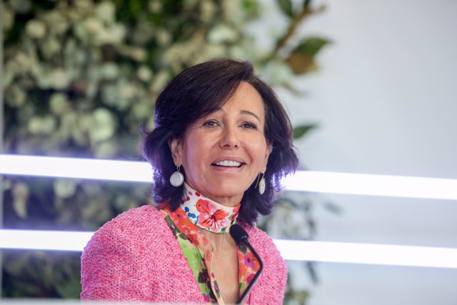 La presidenta del Grupo Santander, Ana Botín, comparece en una rueda de prensa para presentar los resultados de la entidad en 2021, a 2 de febrero de 2022.