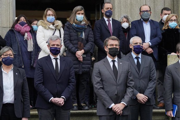 El presidente de la Xunta de Galicia, Alberto Núñez Feijóo, guarda un  minuto de silencio junto a los conselleiros, en memoria de los fallecidos en el naufragio del buque gallego Villa de Pitanxo.
