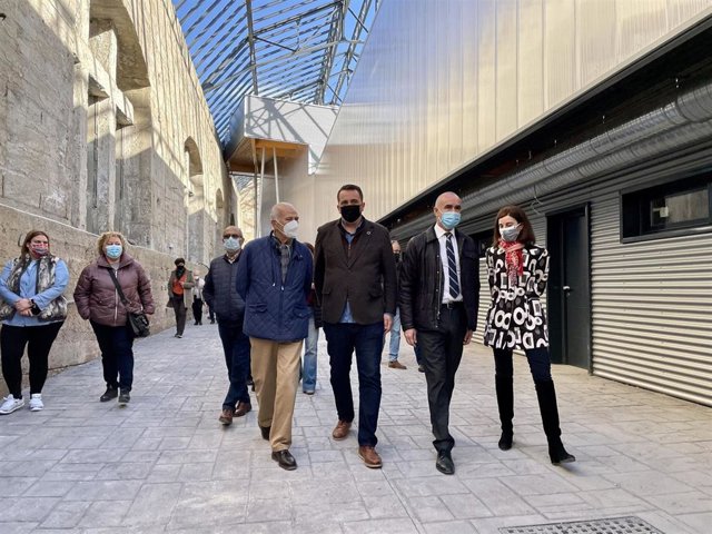 Muñoz y representantes vecinales de San Jerónimo visita el estado de las obras de las Naves de Renfe.