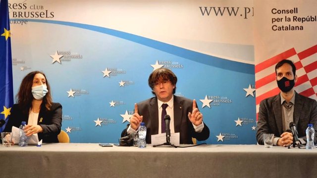 L'expresident de la Generalitat Carles Puigdemont amb una de les representants de la direcció del CxRep Neus Torbisco-Casals i el comissionat d'Acció Internacional de l'òrgan, Adrià Alsina