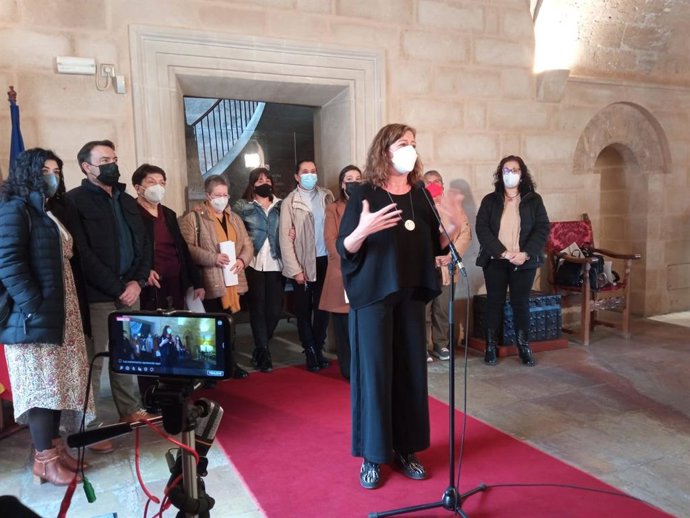 La presidenta del Govern, Francina Armengol, junto a representantes de Unión Kellys Baleares.