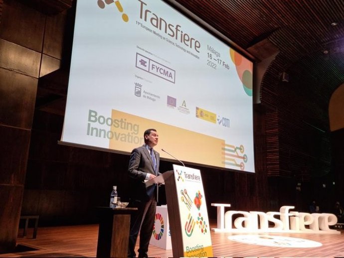 El presidente del Gobierno andaluz, Juanma Moreno, en la inauguración del Foro Transfiere en Fycma.