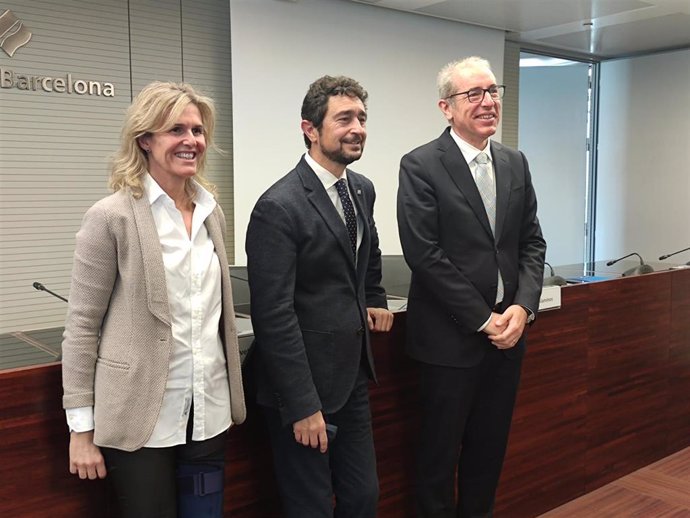 De izquierda a derecha: la subdirectora general de Económico Financiero del Puerto de Barcelona, Miriam Alaminos; el presidente, Dami Calvet, y el director general José Alberto Carbonell