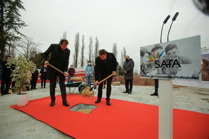 El alcalde de Valladolid, Óscar Puente (izda), y el superior general de los Hermanos de la Sagrada Familia, Javier Hernando, colocan la primera piedra del futuro centro de FP de la Sagrada Familia.