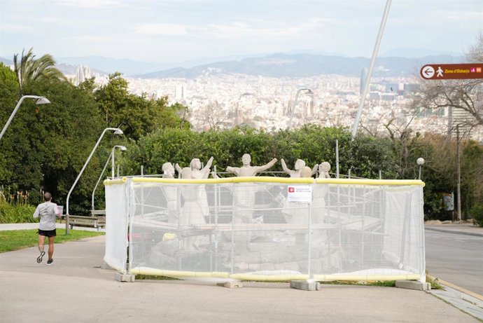 L'escultura 'La Sardana', situada al districte de Sants Montjuc de Barcelona