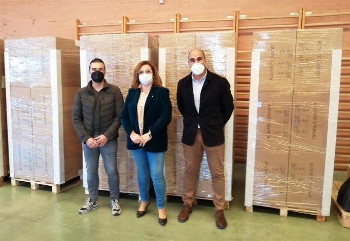 La delegada de Educación y Deporte de la Junta de Andalucía, María José Eslava, en su visita al IES Silena de Gilena, en Sevilla.