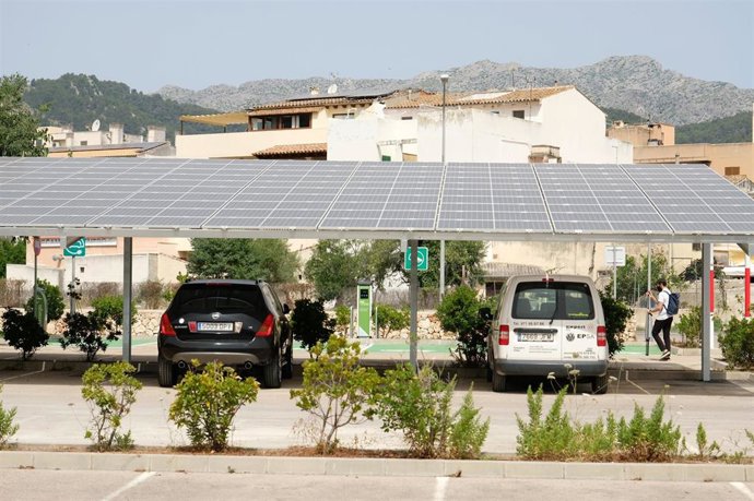 Archivo - Placas fotovoltaicas en las pérgolas de un aparcamiento.