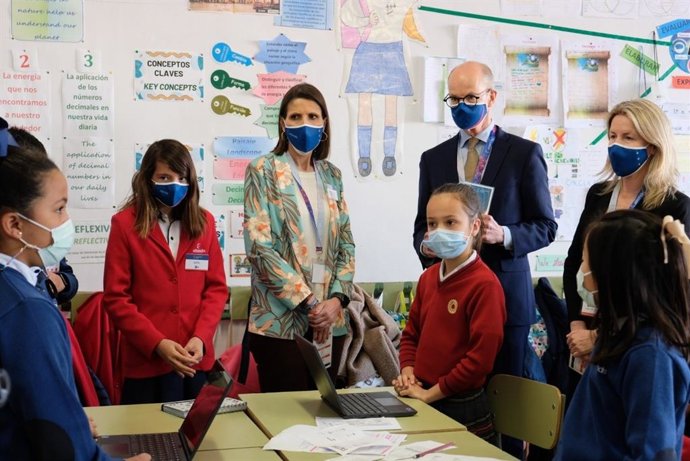La delegada de Educación acompaña al director general del Bachillerato Internacional en la visita a uno de los centros que imparte esta modalidad