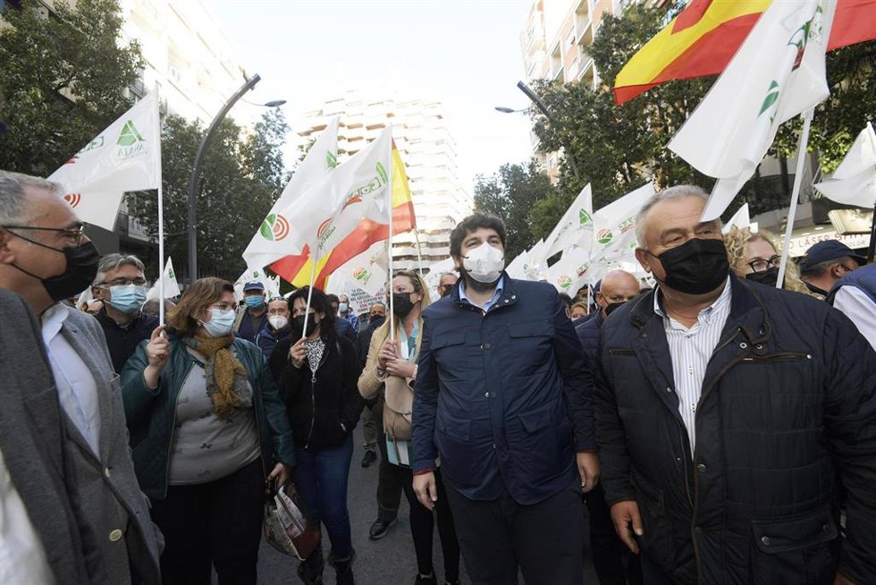 Imagen del presidente de la Comunidad, Fernando López Miras, en la manifestación de las principales organizaciones agrarias y ganaderas por las calles de Murcia.