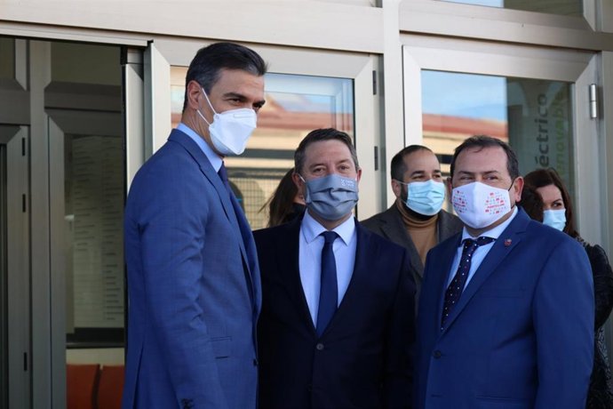 Pedro Sánchez, Emiliano García-Page y Adolfo Muñiz