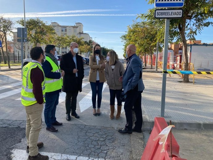 La delegada de la Junta en Huelva, Bella Verano, en su visita a las obras.
