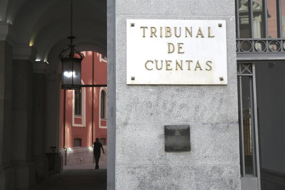 Archivo - Puerta principal del edificio del Tribunal de Cuentas en Madrid