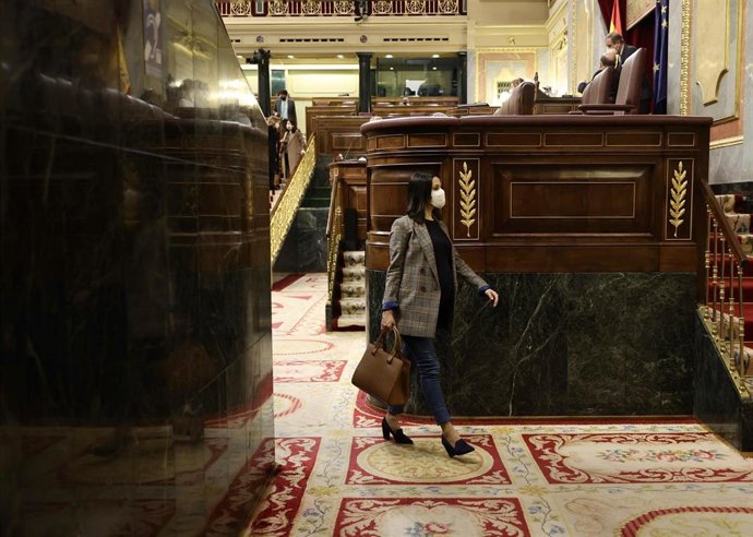La líder de Cs, Inés Arrimadas, sale de una sesión de control en el Congreso 