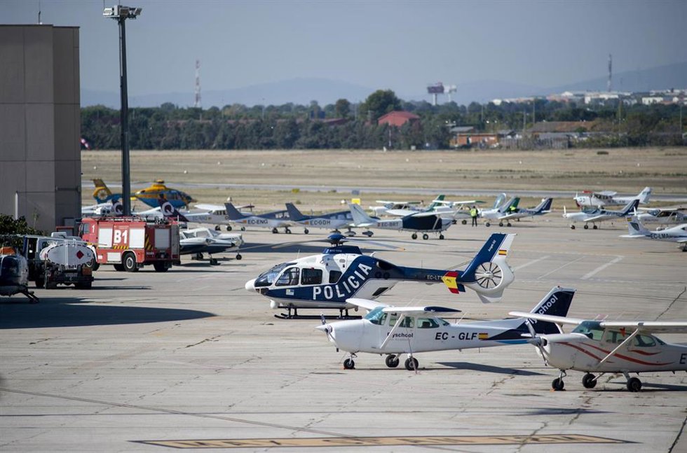 Archivo - Varias avionetas en un aeropuerto