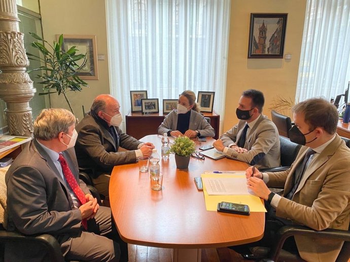 Reunión entre dirigentes del PP y directivos de Santa Bárbara Sistemas