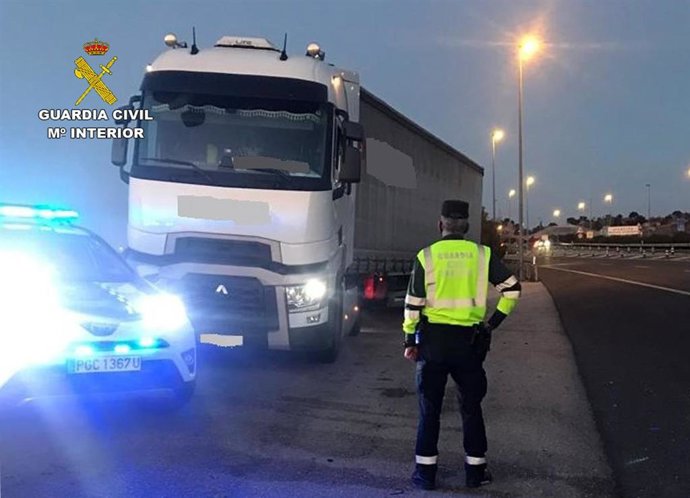 La Guardia Civil detiene en la A-7 a un camionero que quintuplicaba la tasa de alcohol permitida