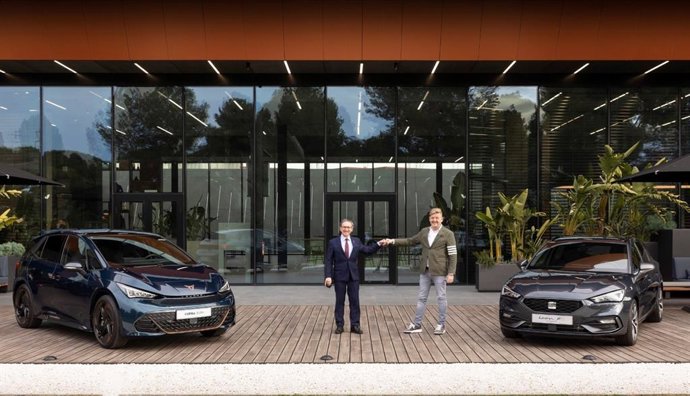 El conseller de Economía y Hacienda de la Generalitat, Jaume Giró, junto al presidente de Seat y Cupra, Wayne Griffiths, en una visita a la planta de Seat en Martorell (Barcelona)