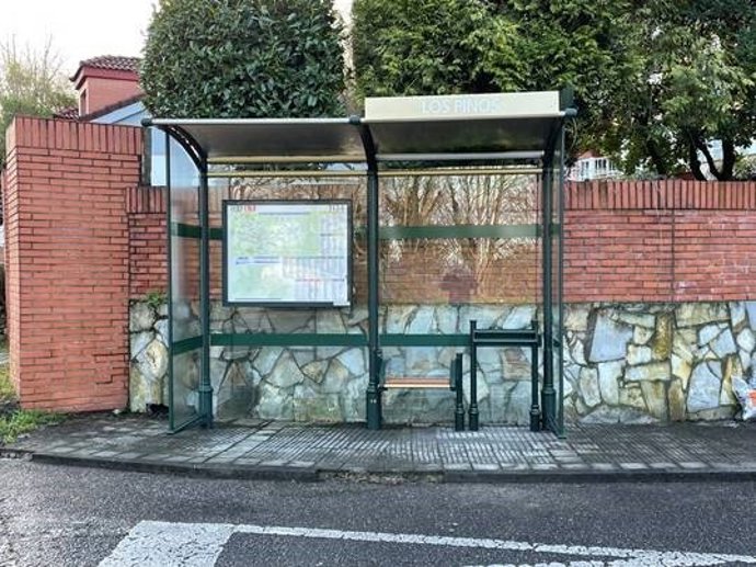 Marquesina de Autobús Urbano de Oviedo adaptada a personas con movilidad reducida.
