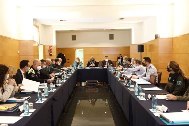 El conseller de Interior, Joan Ignasi Elena, la alcaldesa de L'Hospitalet, Núria Marín, y la delegada del Gobierno en Catalunya, Maria Eugènia Gay presiden la Junta Local de Seguridad de L'Hospitalet de Llobregat (Barcelona).