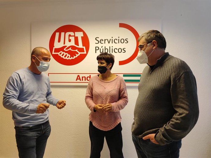 Reunión de la portavoz de Adelante Andalucía, Teresa Rodríguez, con los responsables de sanidad de UGT Andalucía, Antonio Macías, y de sanidad de CCOO, José-Pelayo Galindo.