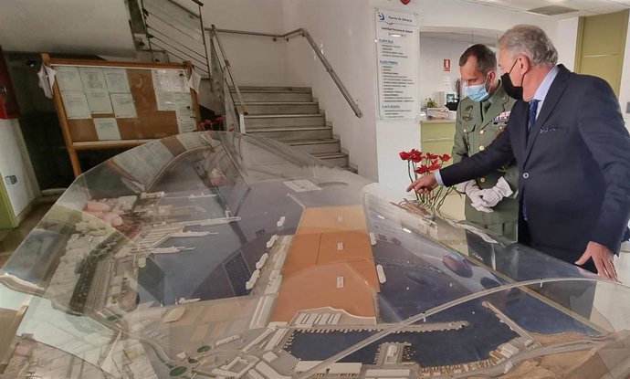 El presidente de la APA, Jesús Caicedo, y el coronel Enrique Gomáriz