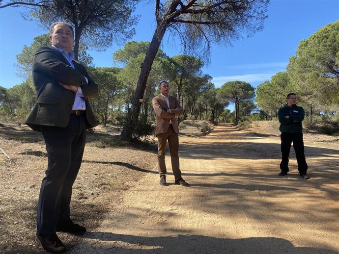 El delegado territorial de Desarrollo Sostenible, José Enrique Borrallo, en una visita al Camino Viejo de Aljaraque a Cartaya junto al alcalde de la localidad aljaraqueña, David Toscano.