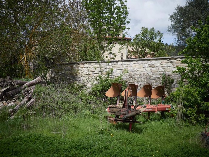 Archivo - Material agrario en una parcela del Valle de Ezcabarte durante el día 33 del estado de alarma en la Navarra más rural, en Ezcabarte/Navarra (España) a 16 de abril de 2020.