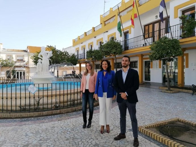 José Cruz, Portavoz De Cs En El Ayuntamiento De Aljaraque, Junto A La Delegada Territorial De Turismo, María Ángeles Muriel, Y La Concejal De Urbanismo De Aljaraque Y Diputada Provincial De Cs, María Ponce, Ante El Ayuntamiento De Aljaraque.