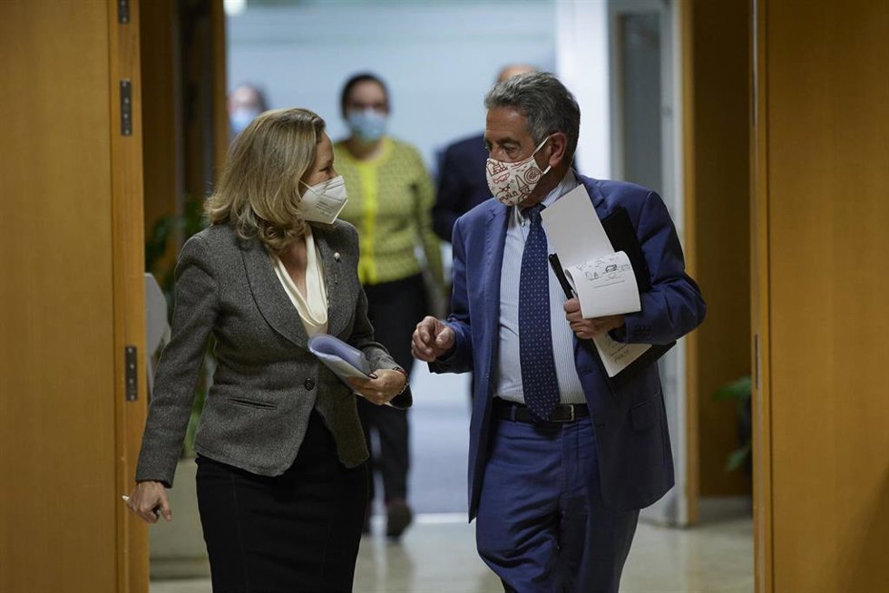 La vicepresidenta primera y ministra de Asuntos Económicos y Transformación Digital, Nadia Calviño, y el presidente del Gobierno de Cantabria, Miguel Ángel Revilla, a 16 de febrero de 2022, en Madrid (España).