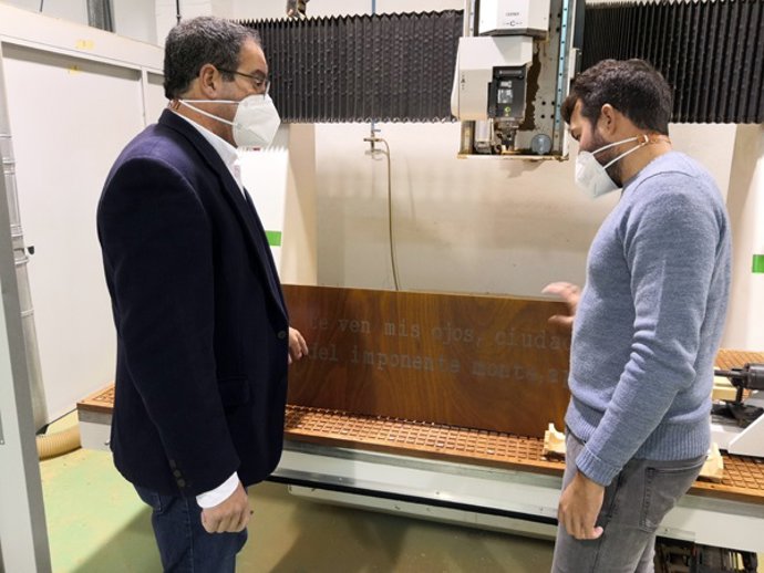 Archivo - Proceso de grabado con máquina de CNC cinco ejes del CRN Producción, Carpintería y Mueble Escuela de Madera de Encinas Reales.