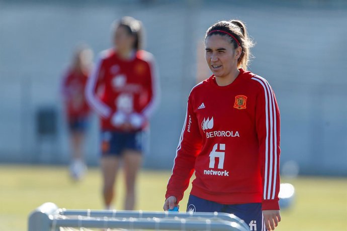 Mariona Caldentey looks on during the women football Team of Spain training sesion, at Ciudad del Futbol on February 15, 2022, in Las Ronzas, Madrid, Spain.