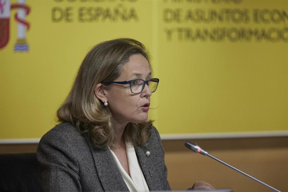 La vicepresidenta primera y ministra de Asuntos Económicos y Transformación Digital, Nadia Calviño, en una rueda de prensa después de su reunión con el presidente del Gobierno de Cantabria, en el Ministerio de Asuntos Económicos.