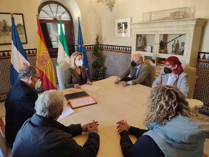 La alcaldesa de Alcalá de Guadaíra (Sevilla), Ana Isabel Jiménez, ha rubricado el convenio con a Federación de Asociaciones de Vecinos.