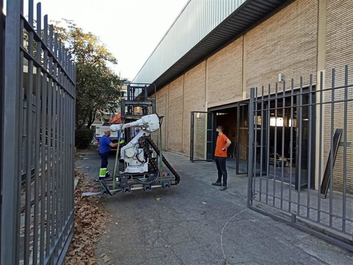 Traslado de las nuevas máquinas para el laboratorio de fabricación digital de la Escuela Técnica Superior de Arquitectura de la Universidad de Sevilla.